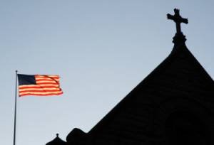 La bandiera americana fa da sfondo ad una chiesa. 