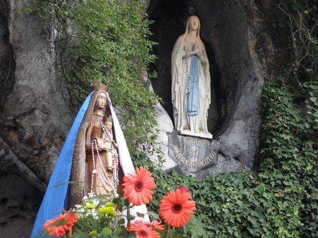 La statua di Notre Dame des Gitans nella grotta delle apparizioni di Lourdes